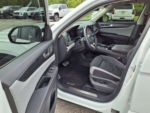 Used 2025 Volkswagen Atlas Peak Edition SE AWD/4WD image 49