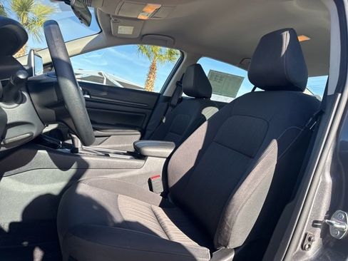 Used 2024 Nissan Altima 2.5 SV image 18