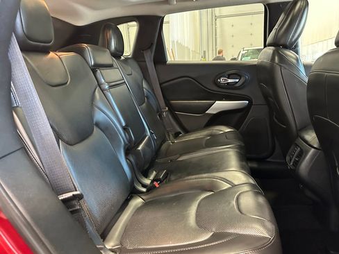 Used 2017 Jeep Cherokee Overland w/ Technology Group AWD/4WD image 33