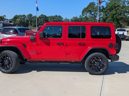 Used 2025 Jeep Wrangler Unlimited Sahara w/ Safety Group AWD/4WD image 5