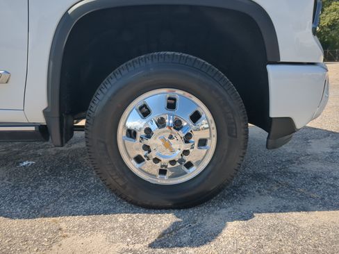 Used 2026 Chevrolet Silverado 3500 High Country w/ High Country Premium Package AWD/4WD image 9