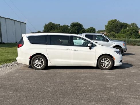 Used 2021 Chrysler Voyager Lxi FWD image 2