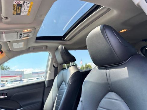 Used 2022 Toyota Highlander XLE AWD/4WD image 23