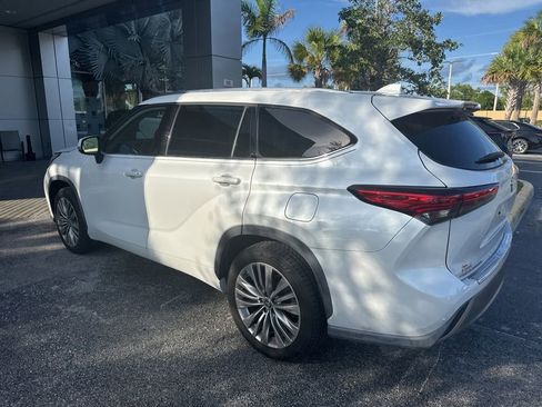 Used 2022 Toyota Highlander Platinum FWD image 4