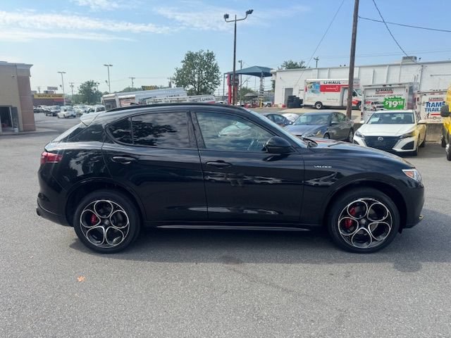 Used 2023 Alfa Romeo Stelvio Veloce AWD/4WD image 2
