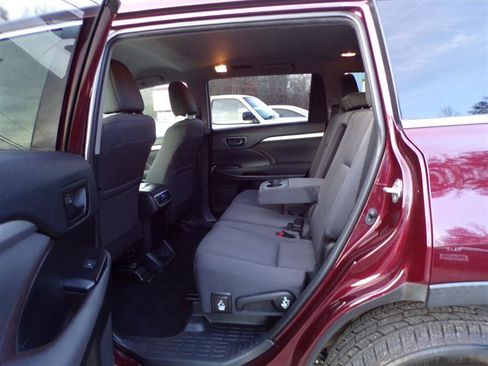 Used 2019 Toyota Highlander LE image 27