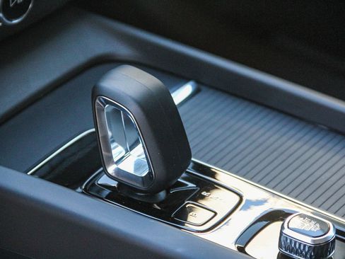 Used 2023 Volvo XC60 B5 Core w/ Climate Package image 22