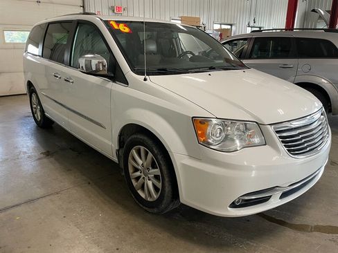 Used 2016 Chrysler Town & Country Limited Platinum FWD image 4