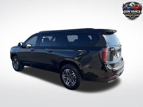 Used 2025 Chevrolet Suburban Z71 AWD/4WD image 3