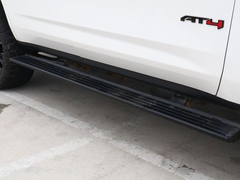 Used 2023 GMC Yukon AT4 w/ Technology Package image 9