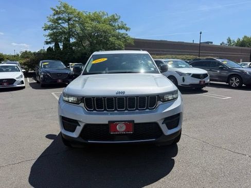Used 2022 Jeep Grand Cherokee Laredo w/ Luxury Tech Group I AWD/4WD image 2