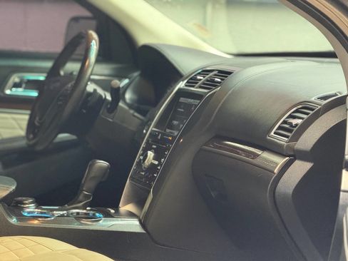 Used 2016 Ford Explorer Platinum image 2