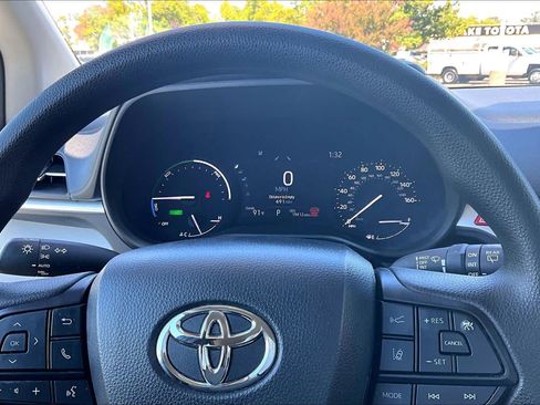 Certified 2025 Toyota Sienna LE FWD image 25