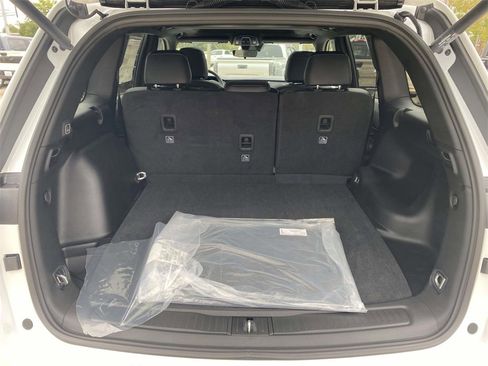 New 2025 Jeep Grand Cherokee Altitude image 40