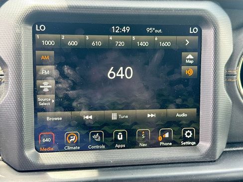 Used 2022 Jeep Wrangler Unlimited Sahara AWD/4WD image 16