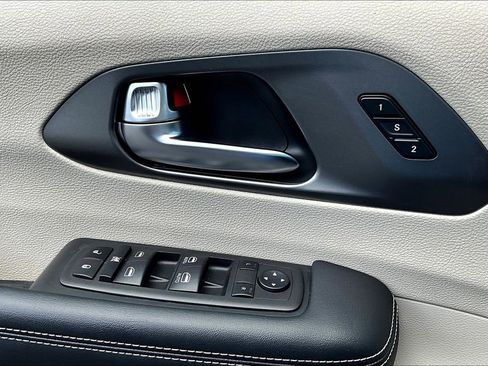 Used 2023 Chrysler Pacifica Touring-L FWD image 15