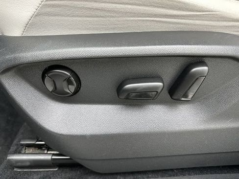 Used 2018 Volkswagen Tiguan SE AWD/4WD image 12