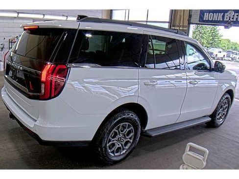 Used 2025 Ford Expedition Active AWD/4WD image 3