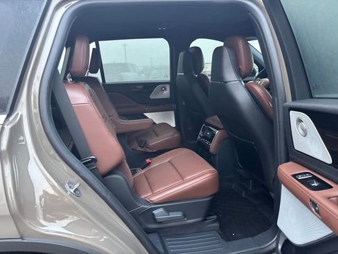 Certified 2025 Lincoln Aviator Reserve w/ Equipment Group 201A image 11