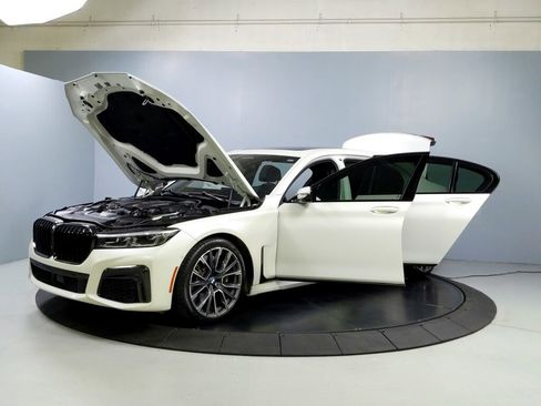 Used 2022 BMW 750i xDrive w/ Executive Package image 11