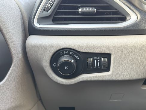 Used 2023 Chrysler Pacifica Touring-L image 22