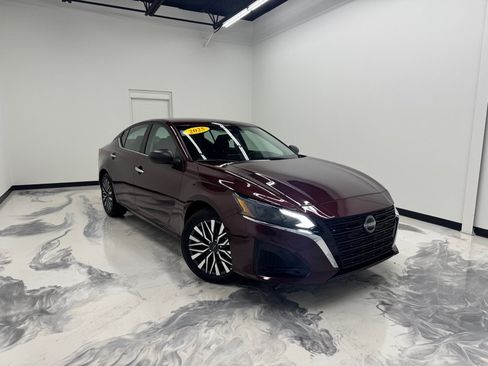 Used 2025 Nissan Altima 2.5 SV FWD image 1