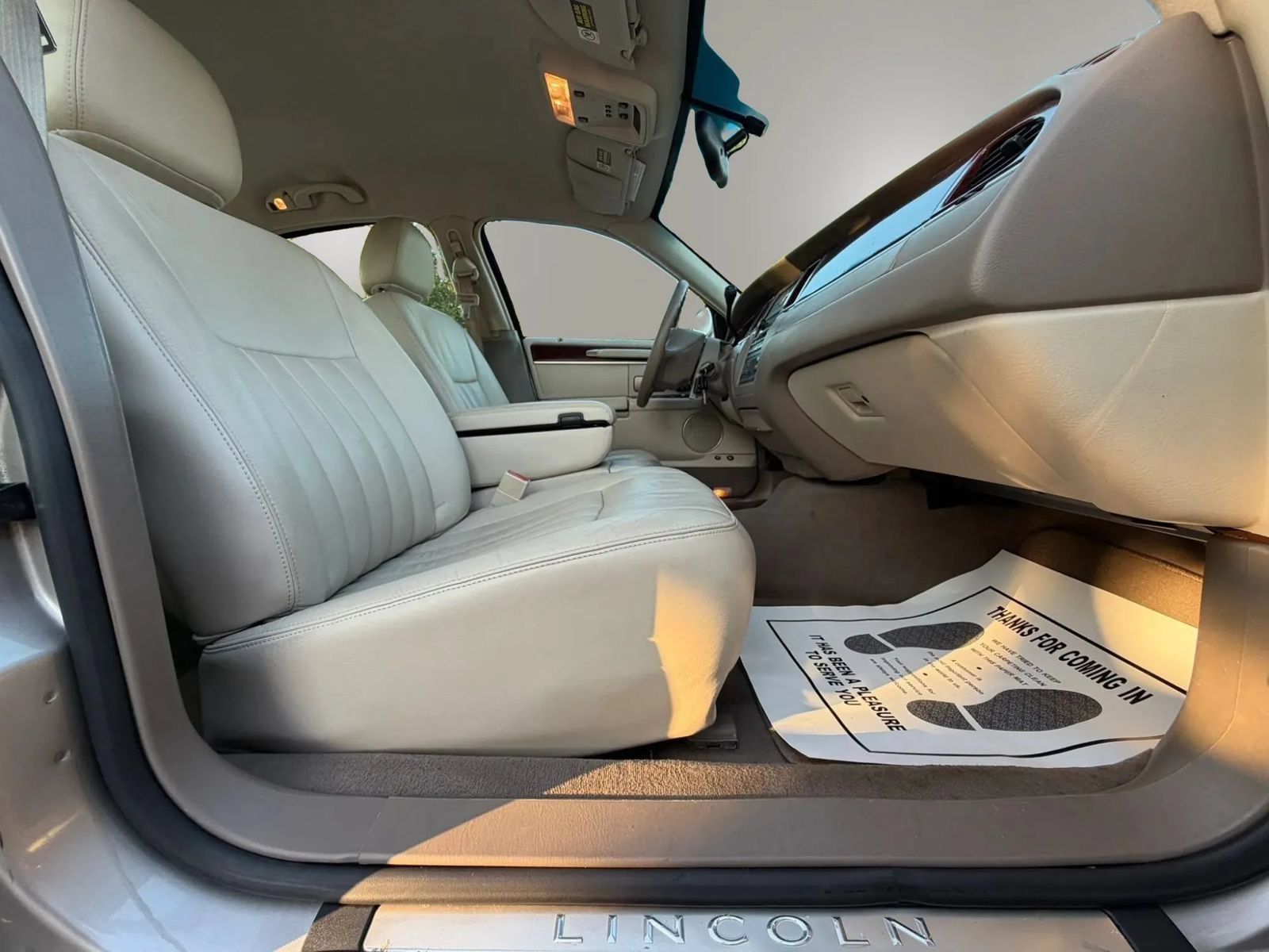 Used 2003 Lincoln Town Car Executive RWD image 39