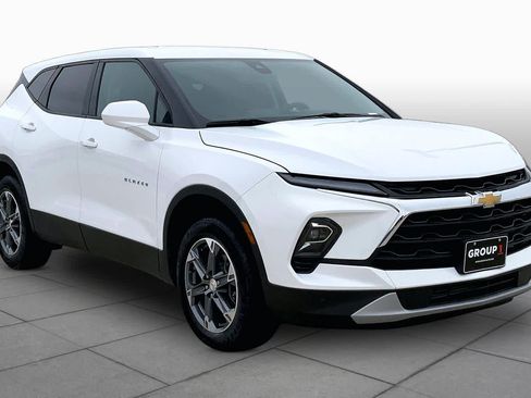 Used 2025 Chevrolet Blazer LT FWD image 2