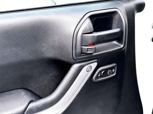 Used 2017 Jeep Wrangler Unlimited Sahara w/ Connectivity Group image 11