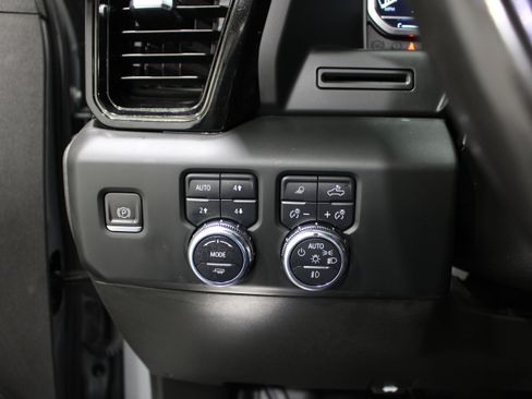Used 2023 GMC Sierra 1500 AT4 w/ AT4 Preferred Package AWD/4WD image 9