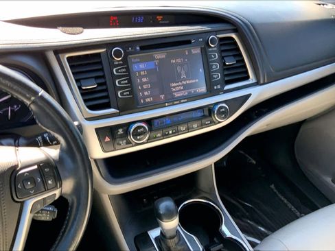 Used 2019 Toyota Highlander XLE image 7