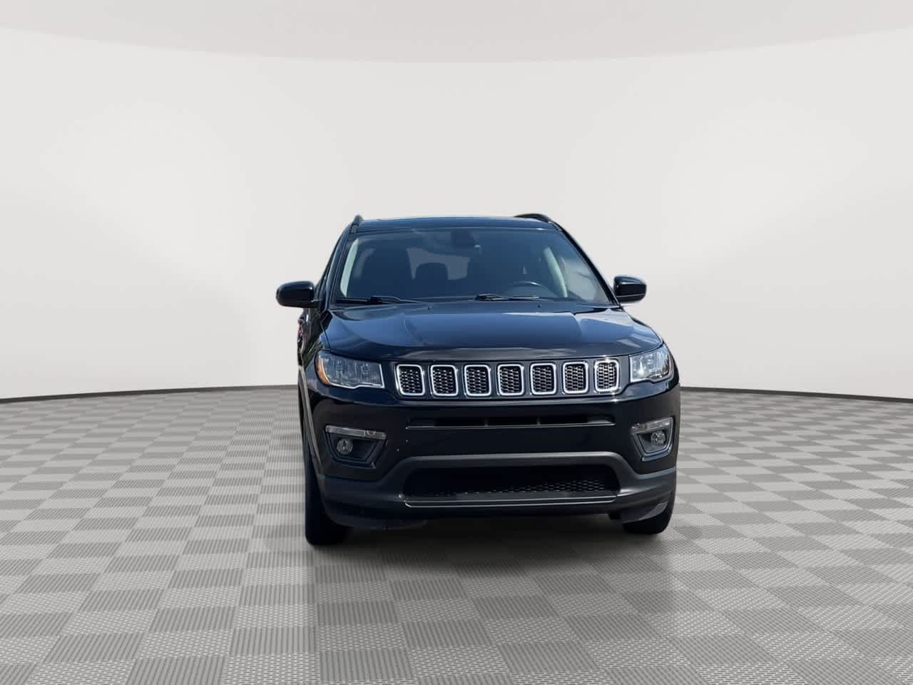 Used 2018 Jeep Compass Latitude w/ Cold Weather Group AWD/4WD image 3