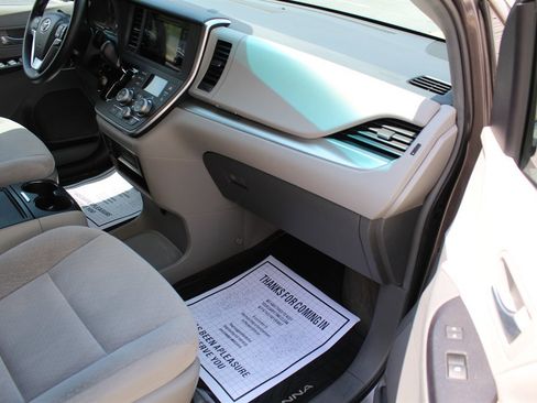 Used 2015 Toyota Sienna LE image 13