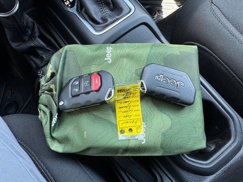 Used 2023 Jeep Gladiator Sport AWD/4WD image 29