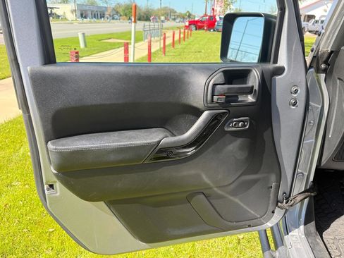Used 2017 Jeep Wrangler Unlimited Sahara image 29