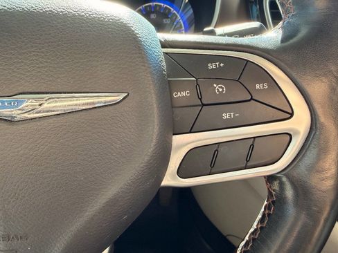 Used 2019 Chrysler Pacifica Touring-L image 48