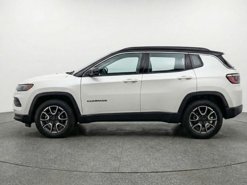 Used 2025 Jeep Compass Trailhawk image 4