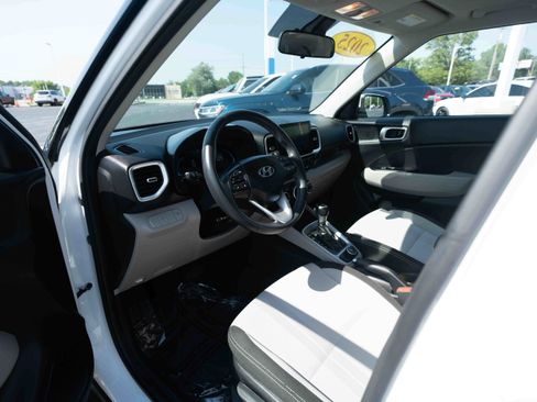 Used 2025 Hyundai Venue SEL FWD image 8