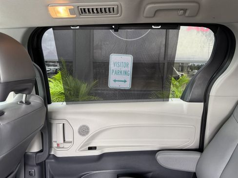 Used 2023 Toyota Sienna XLE image 19