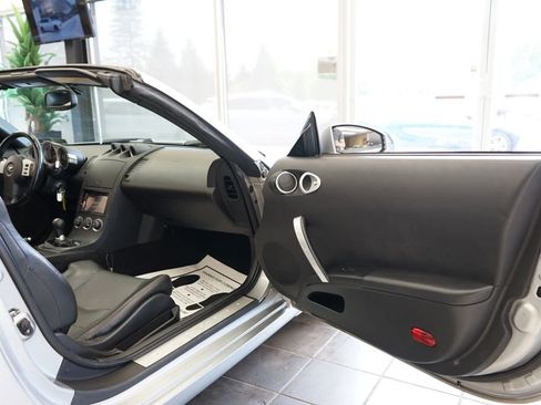 Used 2004 Nissan 350Z Touring RWD image 43