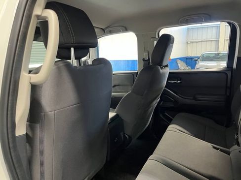 Used 2024 Nissan Frontier SV RWD image 18