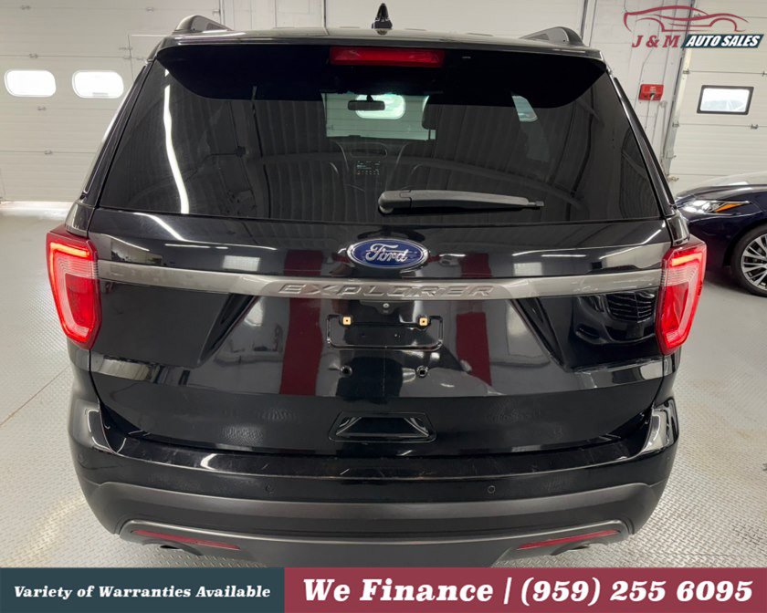 Used 2017 Ford Explorer XLT w/ Equipment Group 202A AWD/4WD image 9