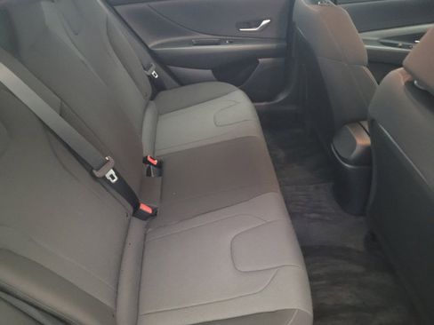 Used 2022 Hyundai Elantra SE image 19