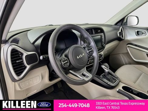 Used 2025 Kia Soul LX w/ LX Technology Package FWD image 11