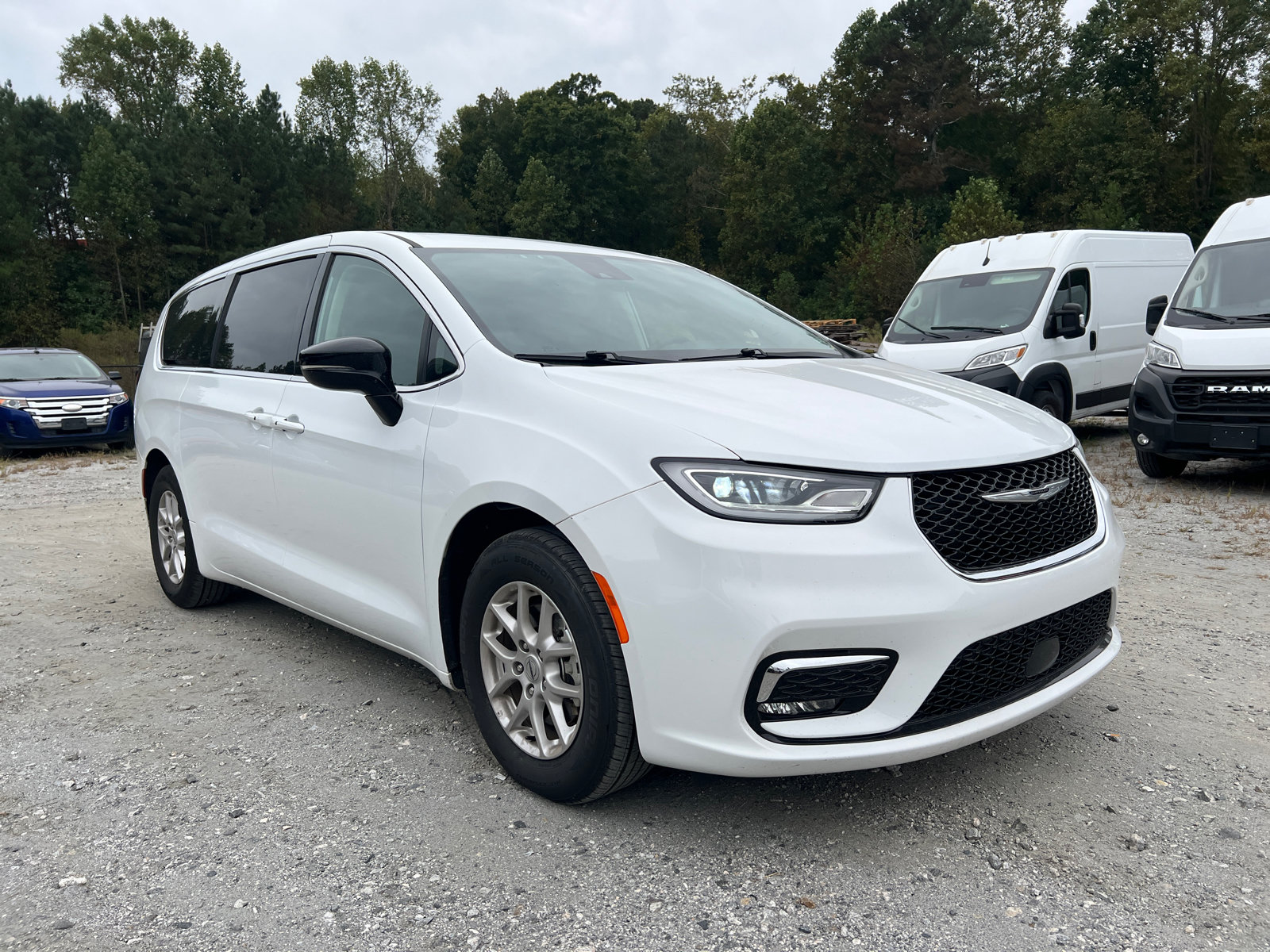 Used 2024 Chrysler Pacifica Touring-L FWD image 5
