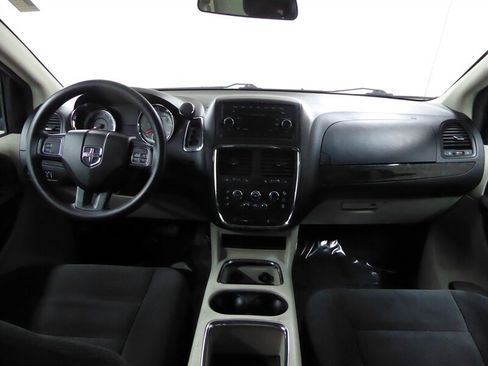 Used 2016 Dodge Grand Caravan SXT image 8