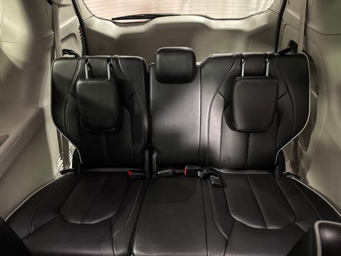 Used 2023 Chrysler Pacifica Limited FWD image 41