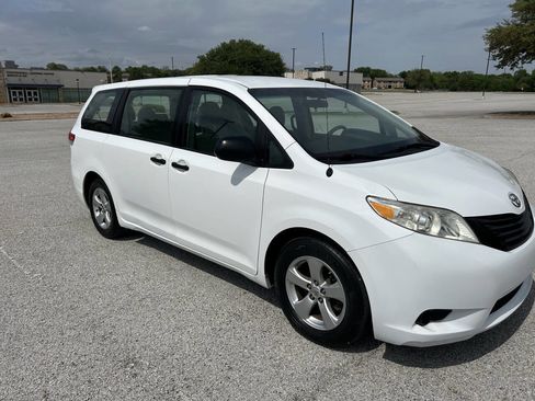 Used 2013 Toyota Sienna L image 7