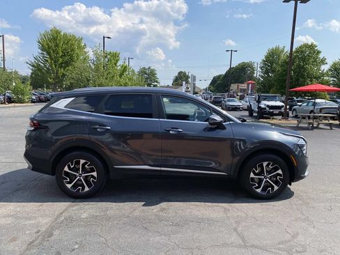 Used 2024 Kia Sportage EX AWD/4WD image 8