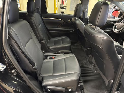 Used 2019 Toyota Highlander Limited Platinum image 25